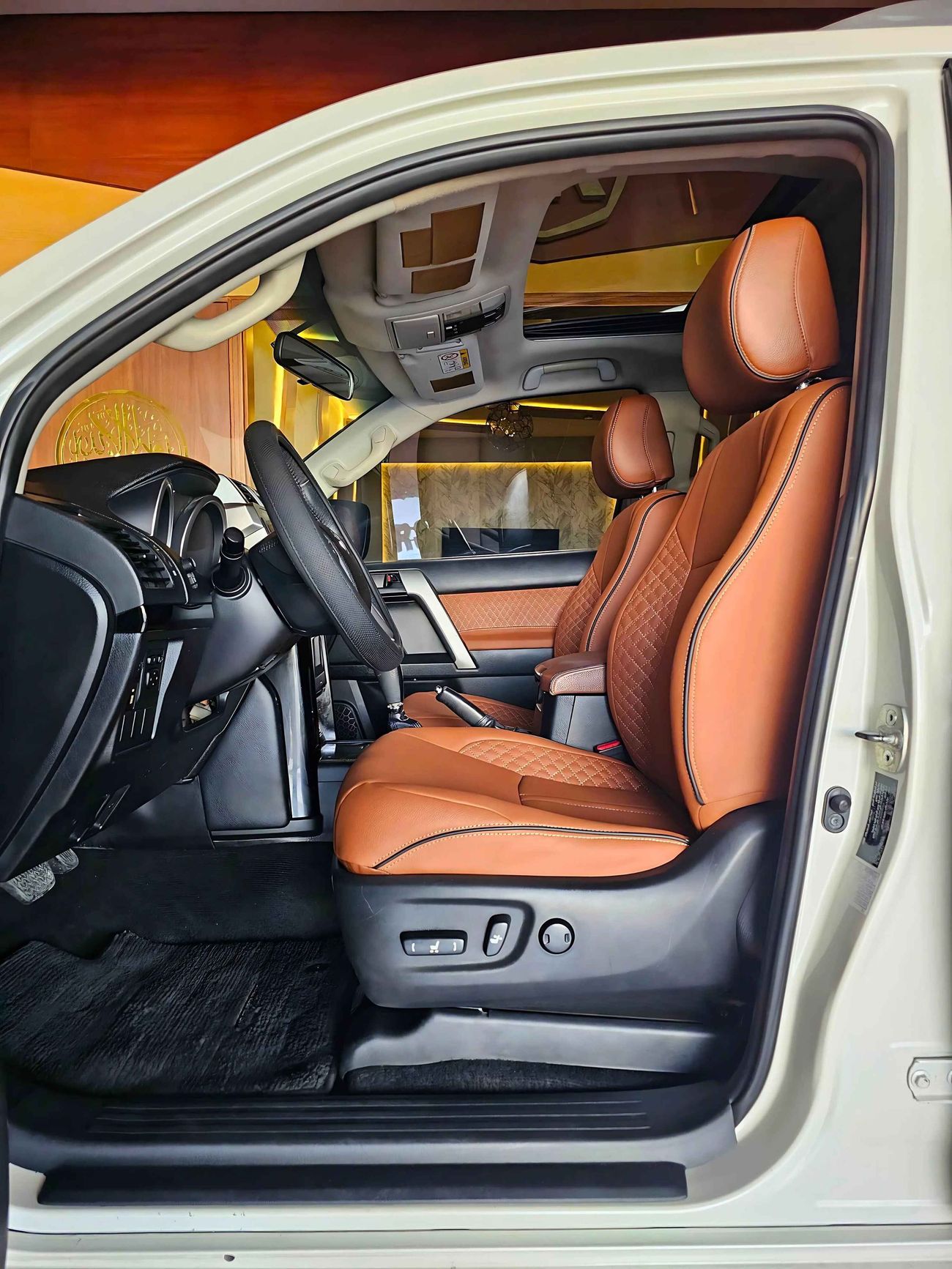 تويوتا برادو / VXR V4 2.7L / SUNROOF/ LEATHER / ELECTRIC SEATS/ DOWN TYRE / FULL OPTION / EXPORT ONLY /LOT#69094