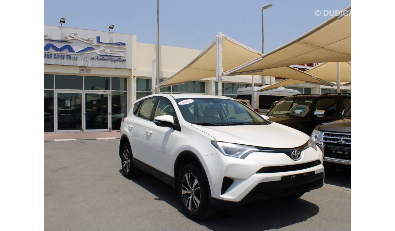 Toyota RAV4 ACCIDENTS FREE - ORIGINAL PAINT - GCC - CAR IS IN PERFECT CONDITION INSIDE OUT