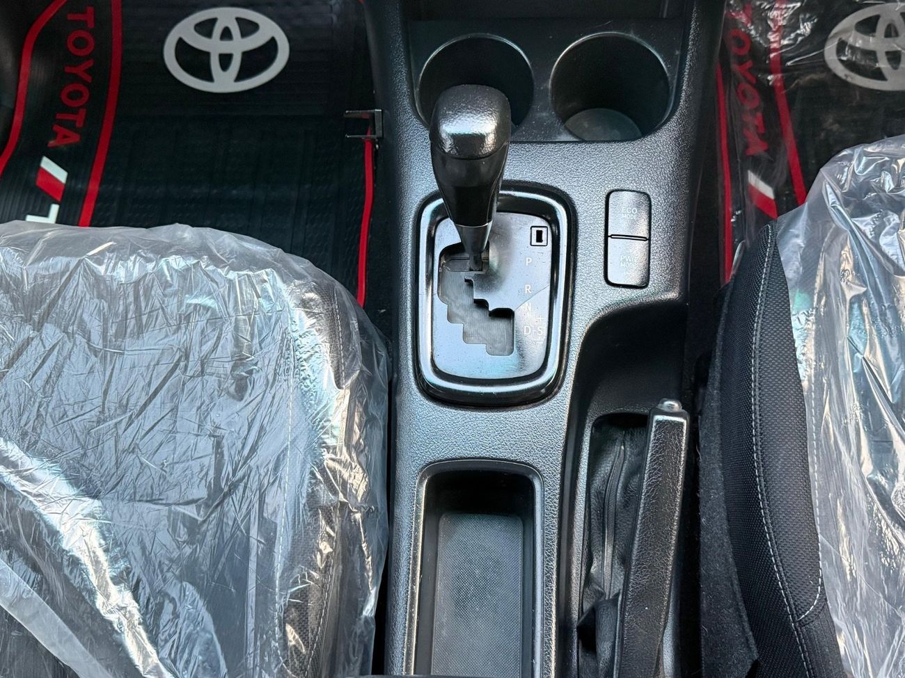 تويوتا هيلوكس SR Right Hand Drive