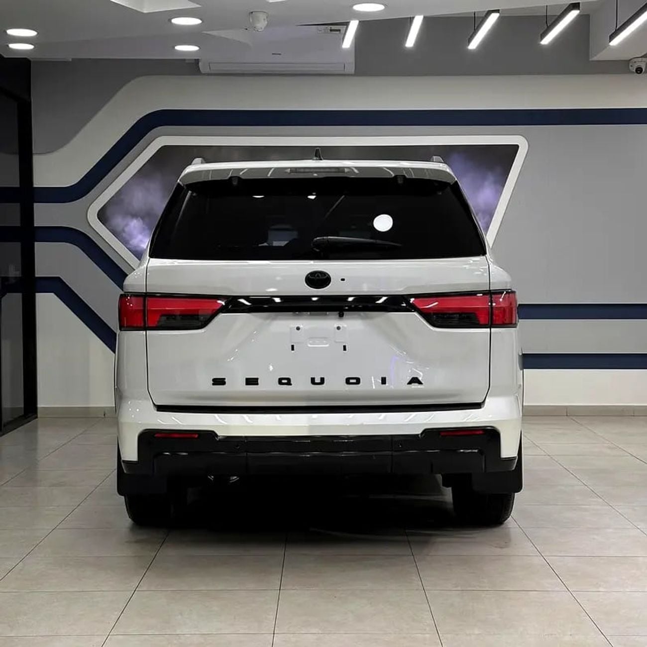 تويوتا سيكويا Limited 5.7L Limited hybrid