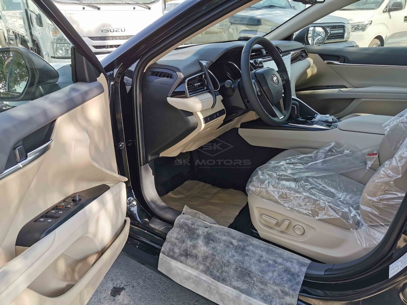 تويوتا كامري 2.5L PETROL, 17" ALLOY RIMS, TRACTION CONTROL, REMOTE KEY (CODE # TCAM04)