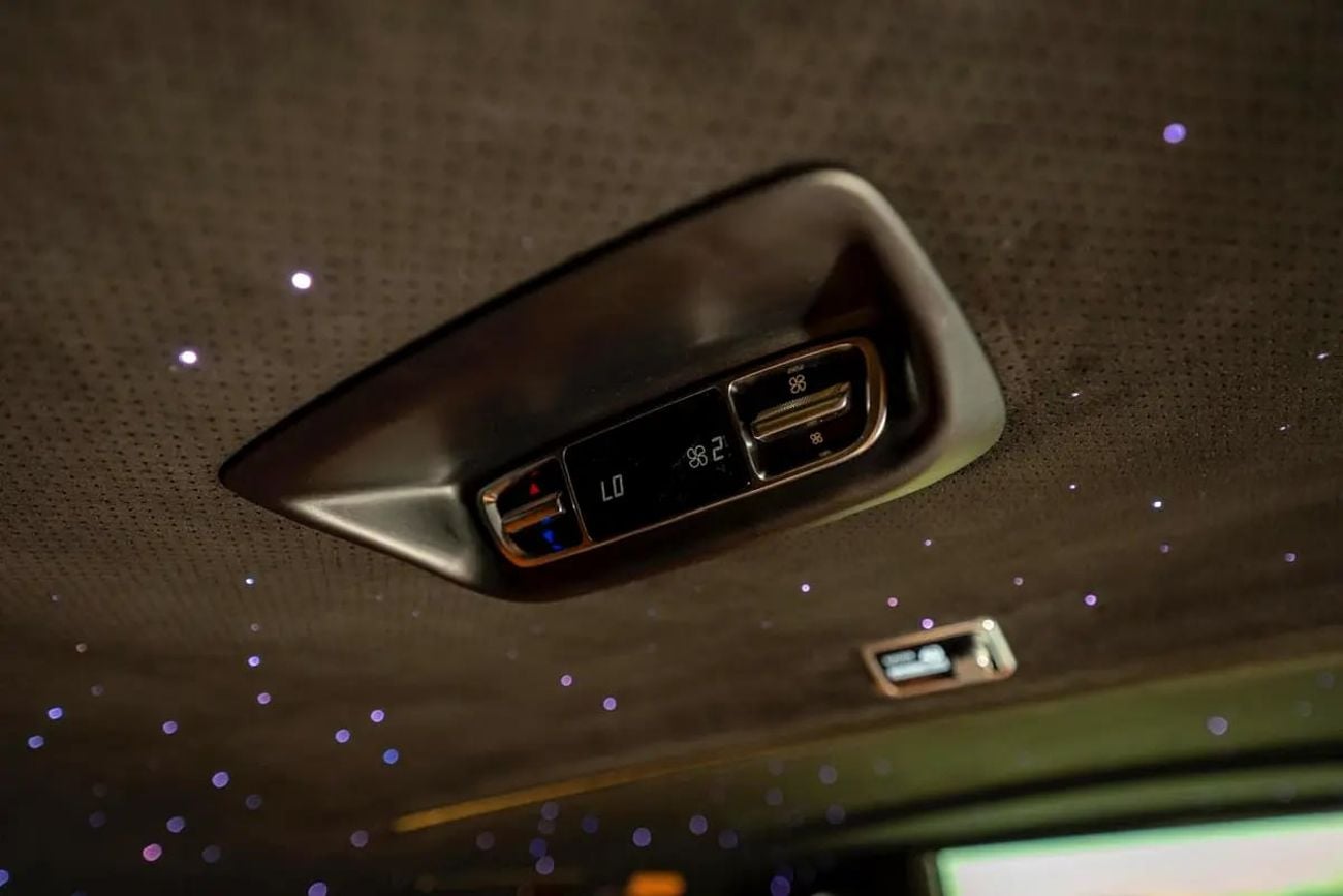 Mercedes-Benz V 300 ARRIVAL MODEL LUXURY MERCEDES GCC V300 with ADDITIONAL REAR AC-2 YEARS WARRANTY BY VLINE