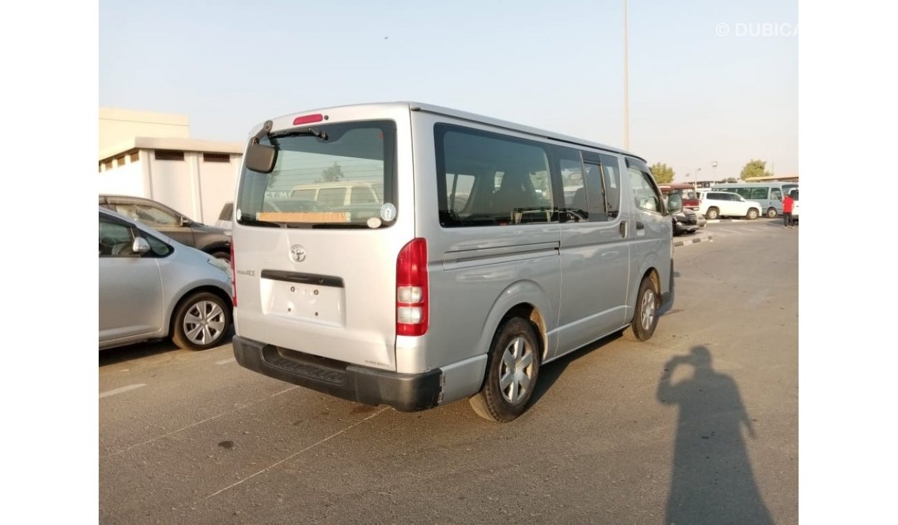 تويوتا هاياس TOYOTA HIACE VAN RIGHT HAND DRIVE (PM 891)