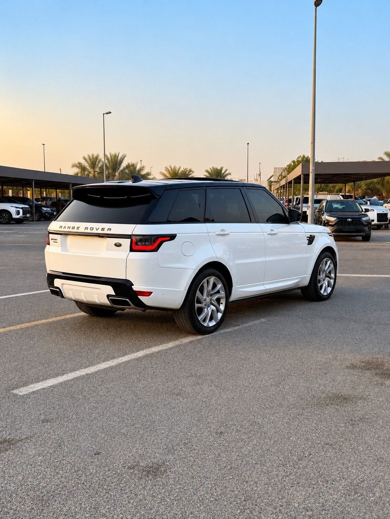 Land Rover Range Rover Sport HSE DYNAMIC Range Rover Sport HSE Black Edition | 2018 GCC Specifications | Full Option