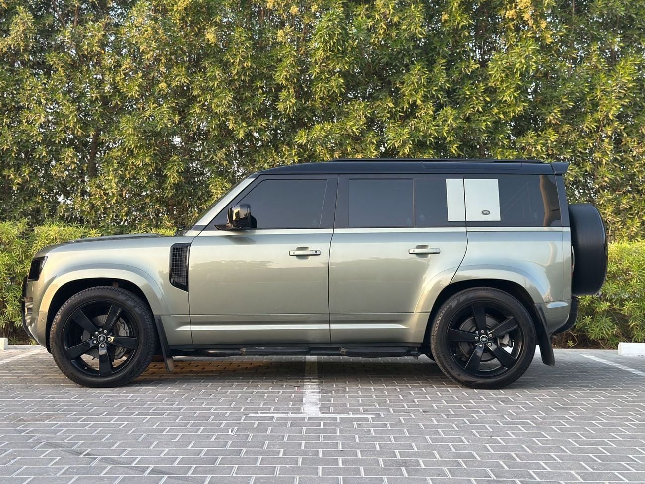Land Rover Defender  ( Amazing Condition )