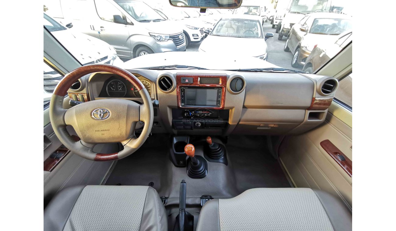 Toyota Land Cruiser Pick Up 4.2L DIESEL, 16" RIMS, MANUAL FRONT A/C, 4WD, SD CARD SLOT (CODE # LCSC04)