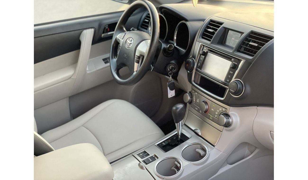 تويوتا هايلاندر 2013 Toyota Highlander MidOption+ 3.5L V6 - AWD 4x4 - Electric Seats - 7 Seater With Rear CAM - 90,0