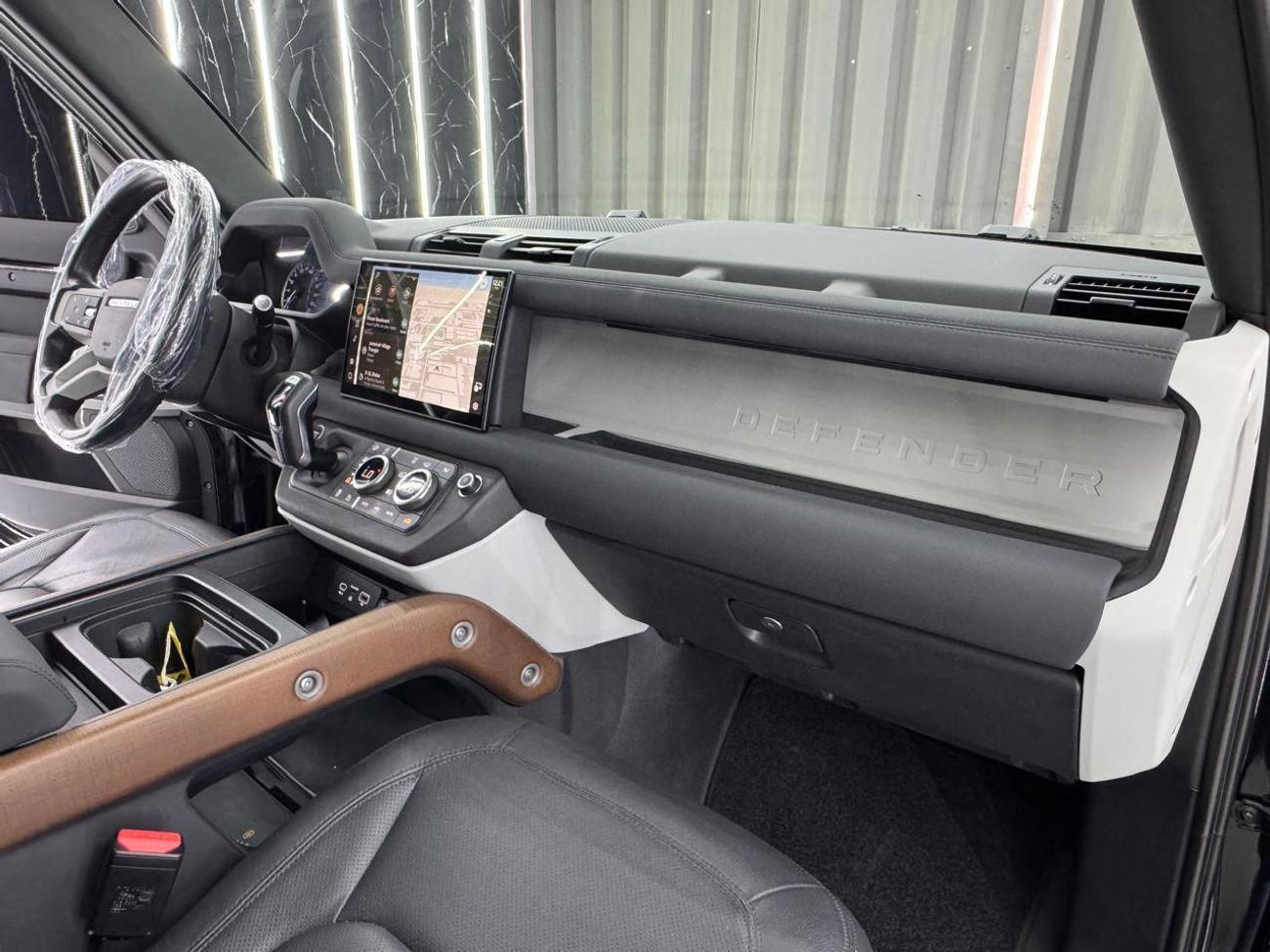 لاند روفر ديفندر 110 SE P400 3.0L 2023 Land Rover Defender, 2028 Land Rover Defender Warranty + Service Pack, GCC