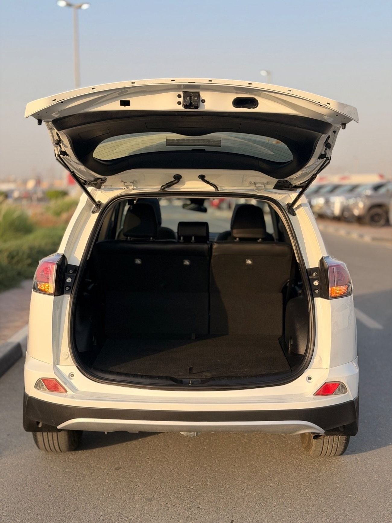 Toyota RAV4 XLE 2.5L / Sunroof, leather seats 2018 morel full option