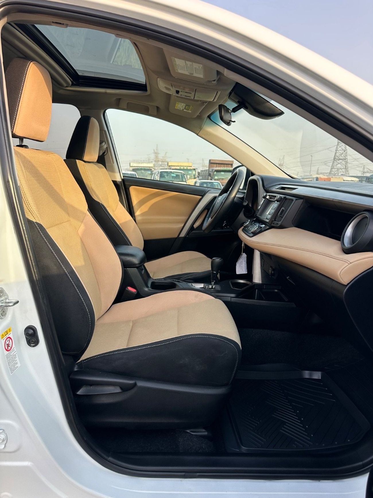 Toyota RAV4 XLE 4WD sunroof and Full Option