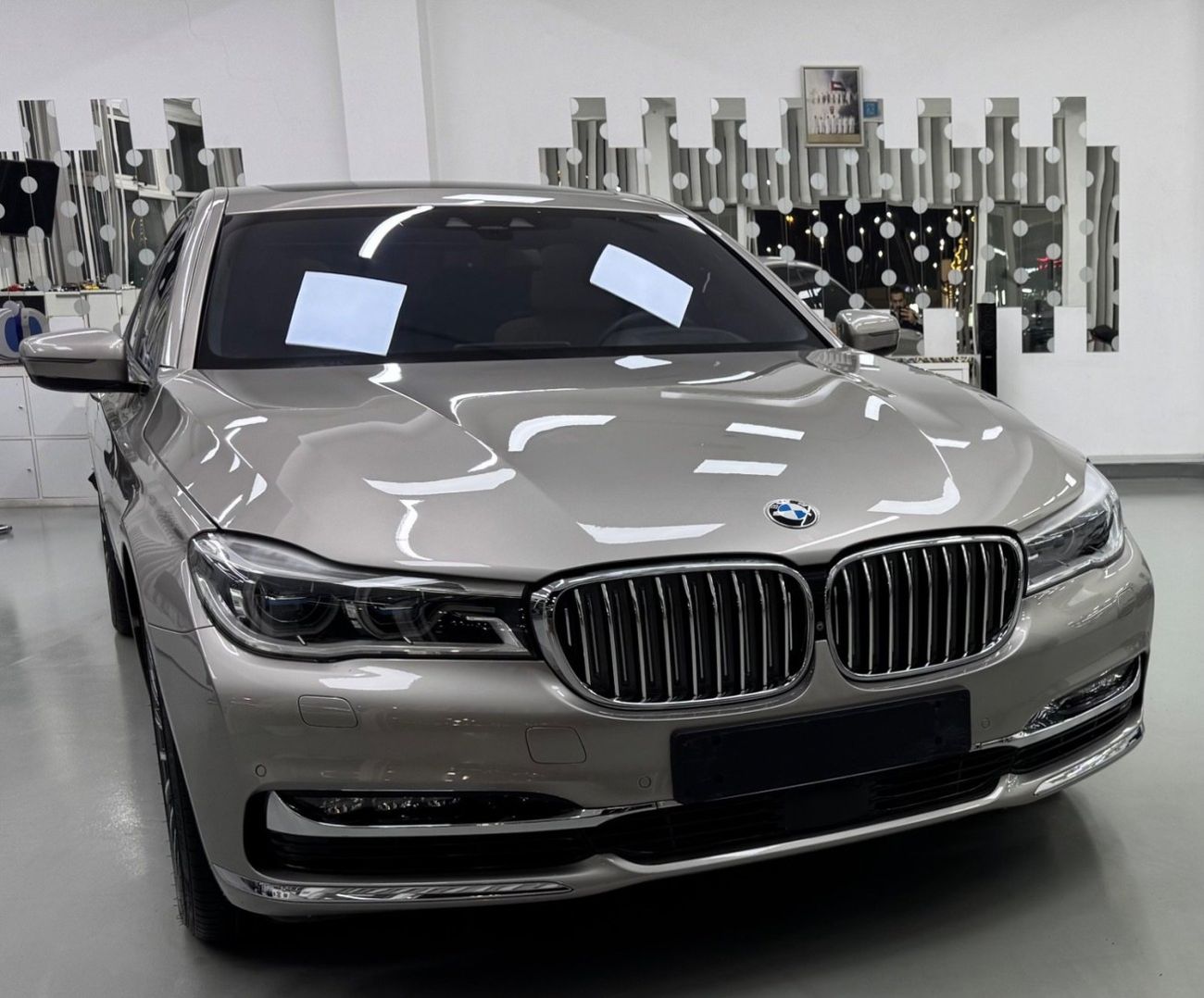 بي أم دبليو 750Li Luxury 4.4L (523 HP)