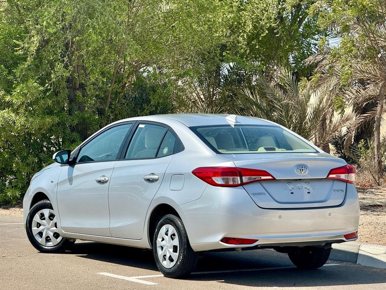 تويوتا يارس 579-MONTHLY | GCC | LCD REVERSE CAMERA | GPS | ACCIDENT FREE