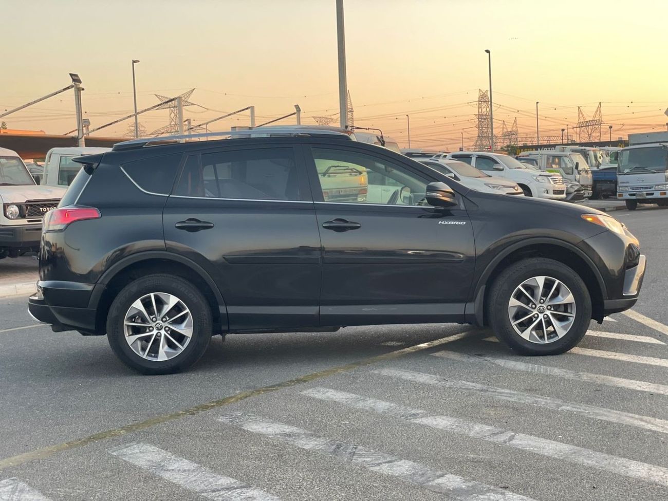 Toyota RAV4 2018 Toyota Rav4 XLE 4x4 Full Option Push Start - Sunroof - Hybrid Fuel - 40,000 Mileage