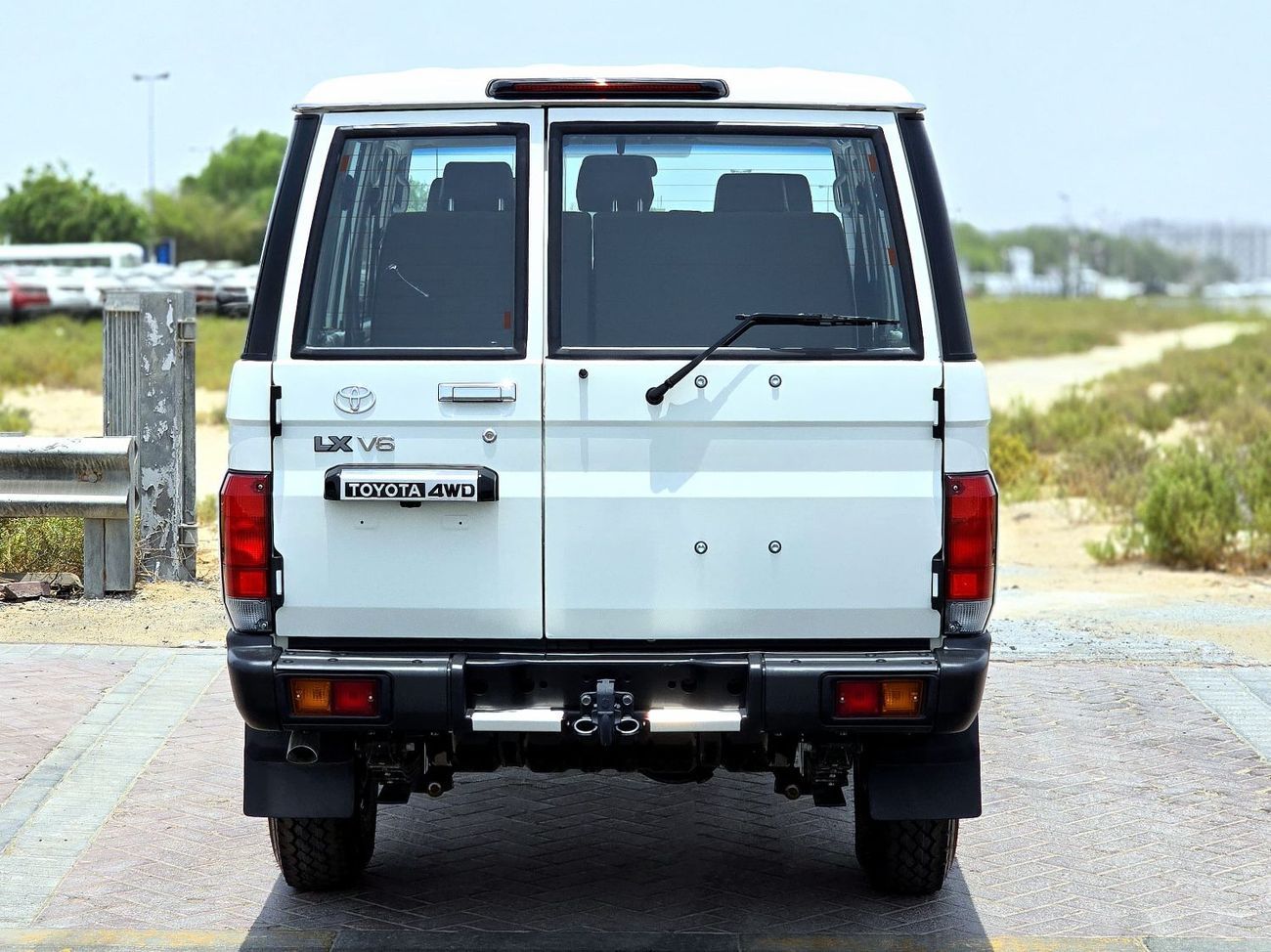 تويوتا لاند كروزر LC76 PETROL 4.0L - STD - E - DIFF LOCK - A/T - WHITE INSIDE BEIGE - 2025 - OMANI