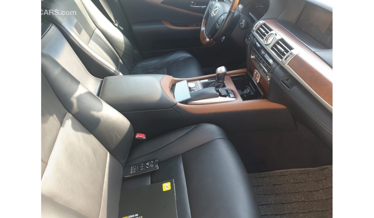 Lexus LS460 IMMACULATE CONDITION GCC spec