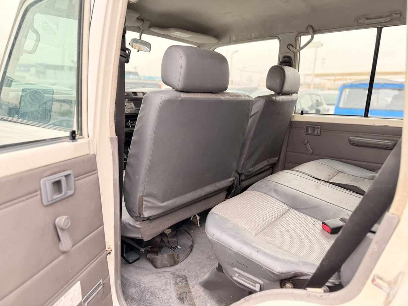 Toyota Land Cruiser 70 LC76 STD
