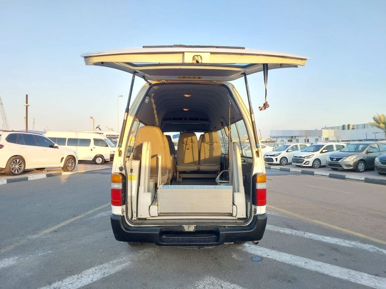 Toyota Hiace TOYOTA HIACE COMMUTER VAN RHD 2001 MODEL 2.4 L PETROL AUTOMATIC(PM06526)