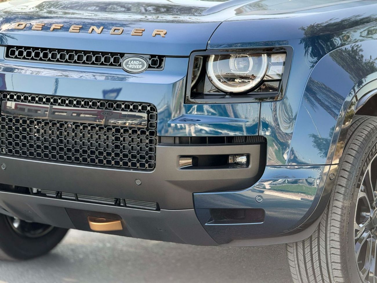 Land Rover Defender GCC SPEC BRAND NEW UNDER WARRANTY AND SERVICE