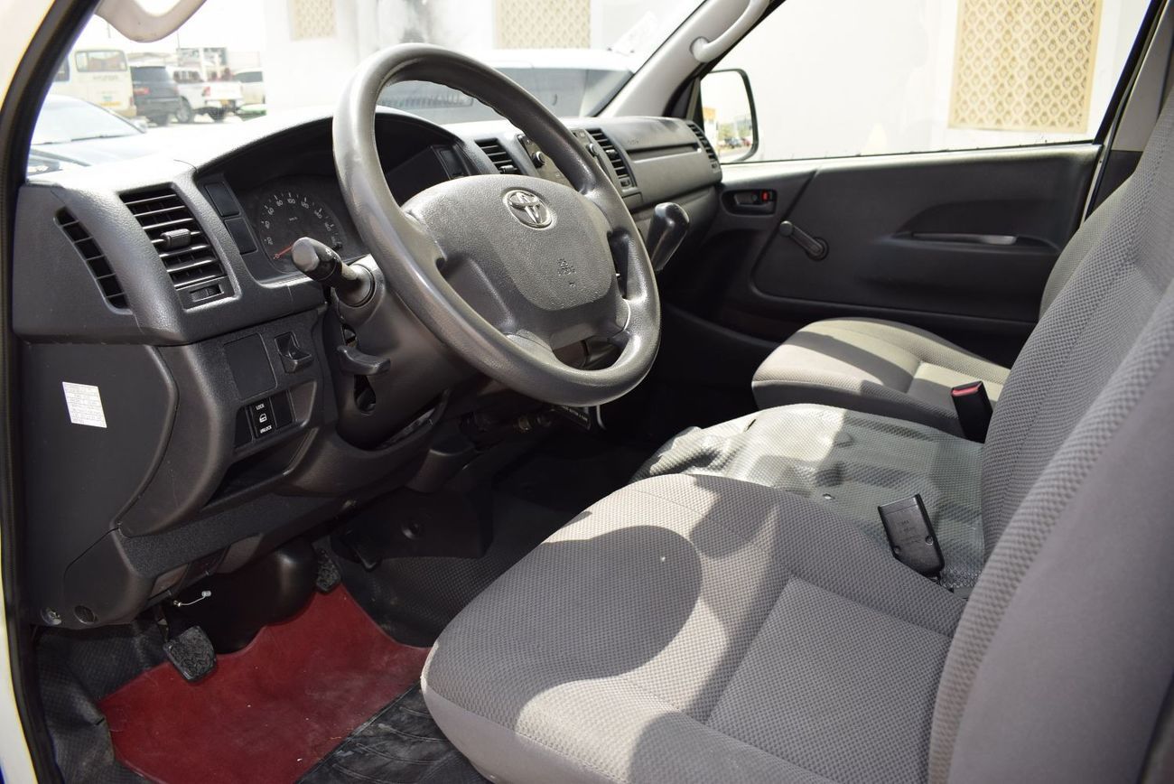 تويوتا هاياس Toyota Hiace Std Roof Bus 13 seater, Model:2015.Excellent condition