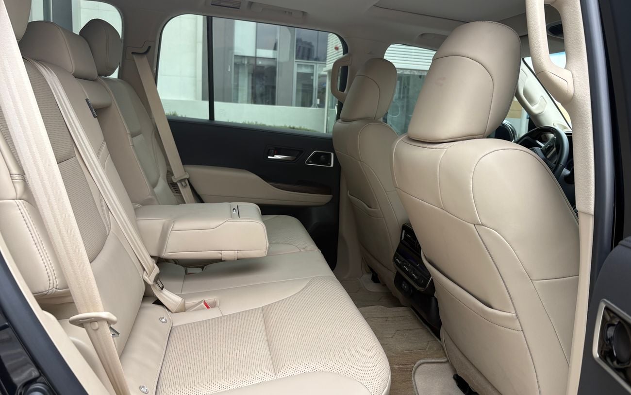 تويوتا لاند كروزر 2025 Land Cruiser VXR 4.0L V6 | 13,500 KM | Single Owner | Al-Futtaim | 80K Service Contract