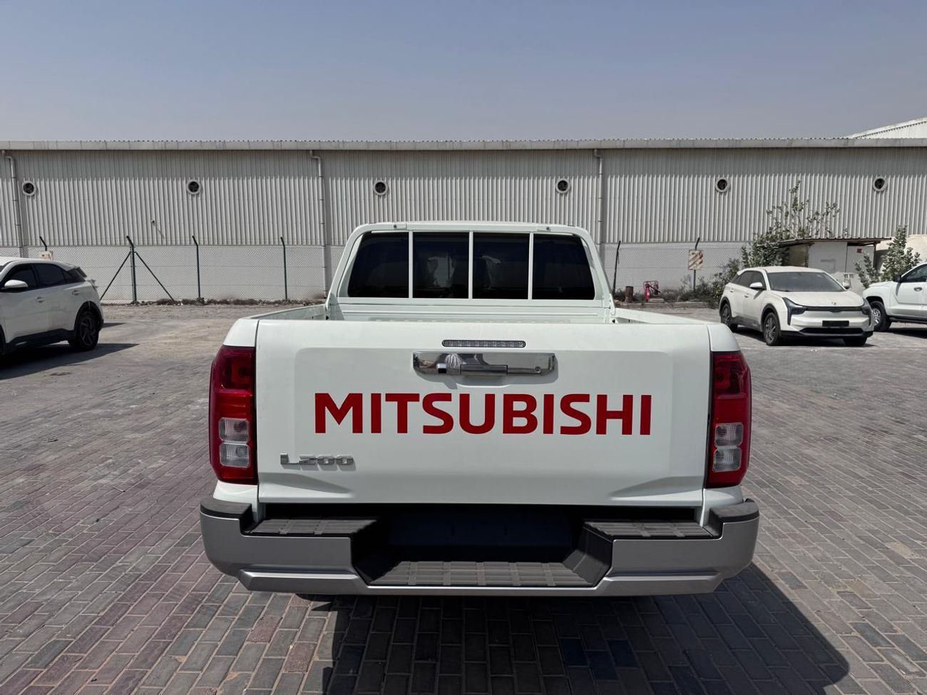 ميتسوبيشي L200 MITSUBISHI L200 Petrol Double Cabin 4WD 5MT 2.5L GLX -FULL OPTION_White