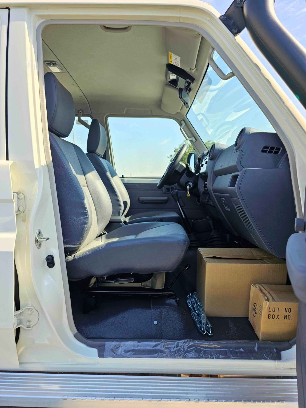 تويوتا لاند كروزر بيك آب LC79 / DOUBLE CABIN / 4.2L V6 DIESEL M/T / LEATHER SEATS / SNORKEL / MID OPTION / 4WD (CODE # 69033)