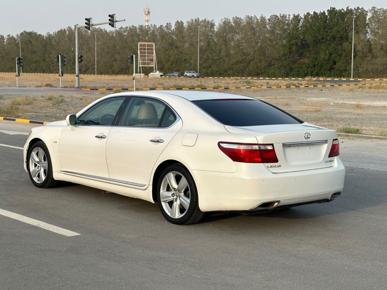 لكزس LS 460 موديل 2009 خليجي فل مواصفات كراسي جلد وفتحه وتحكم كهربي كامل ونظام صوت ممتاز وكاميرا خلفيه