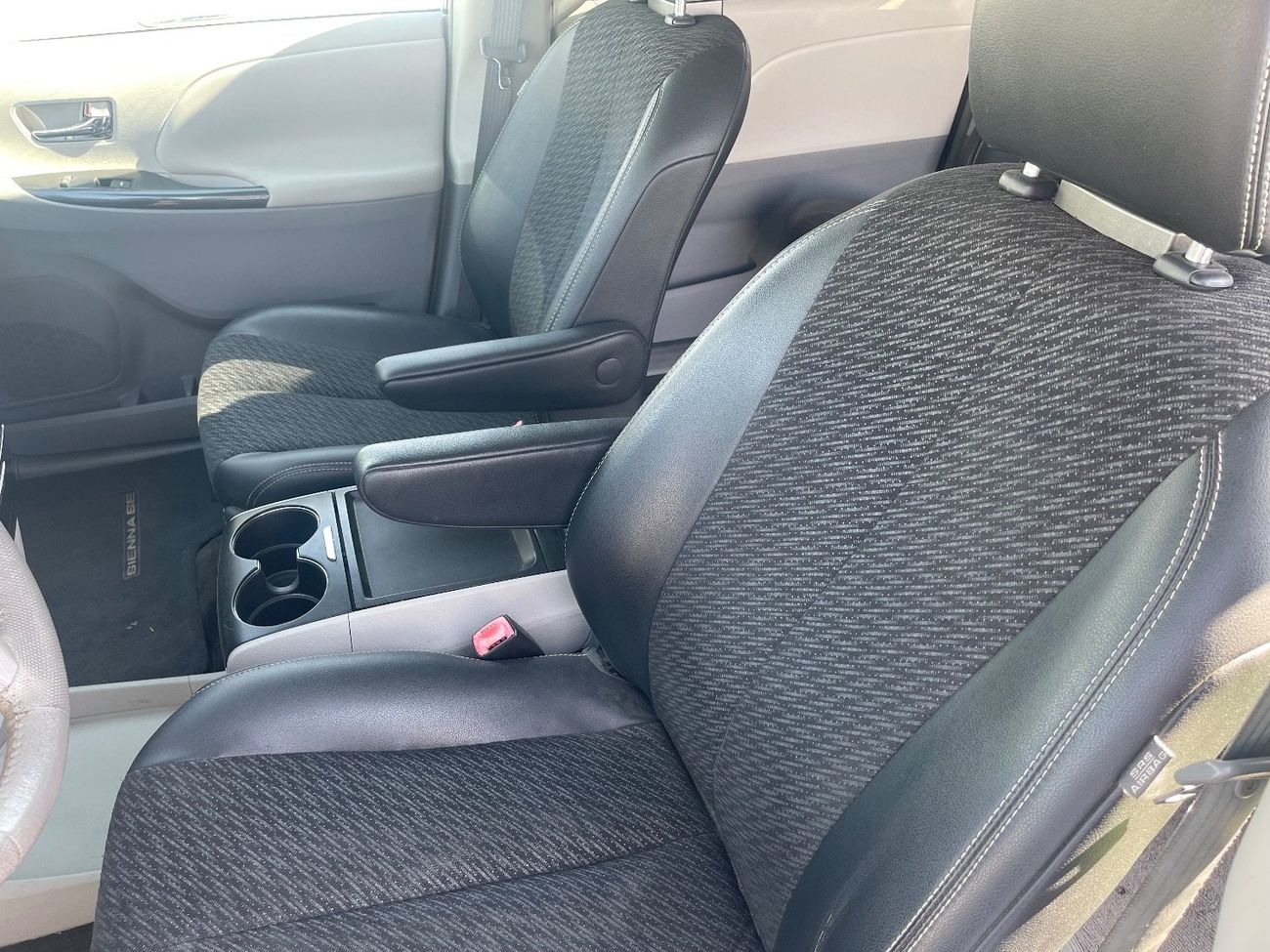 تويوتا سيينا اس اي فتحة