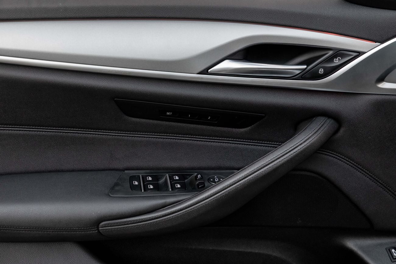 BMW 520i 520i | 1,713 P.M | 0% Downpayment | BMW HISTORY | UNDER WARRANTY!