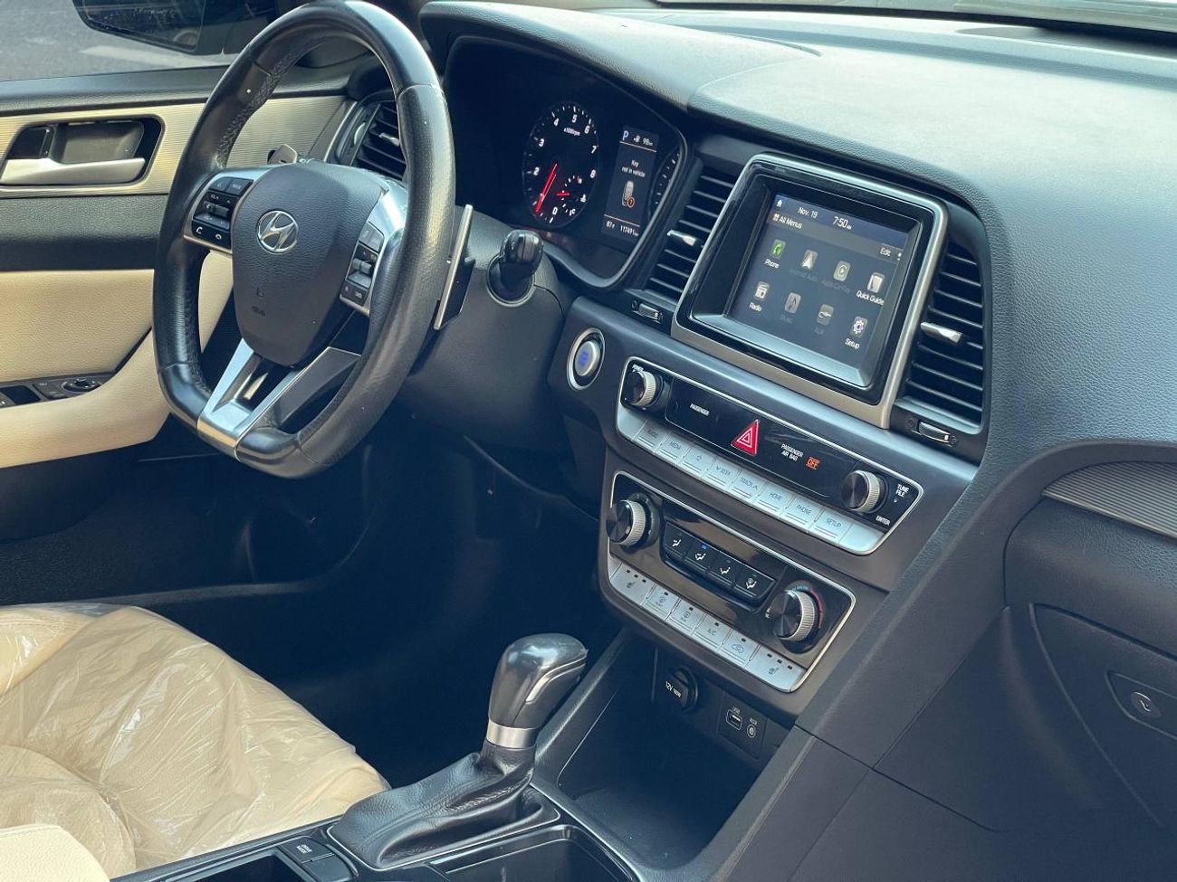 هيونداي سوناتا رياضي / محرك 2.4 لتر V4 / كامل المواصفات / فتحة سقف / زجاج أمامي / دخول وتشغيل بدون مفتاح / نظيف للغ