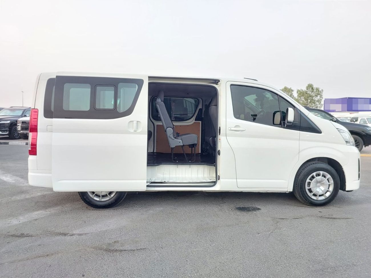 Toyota Hiace TOYOTA HIACE COMMUTER VAN RHD 2022 MODEL 2.8 L DIESEL AUTOMATIC(PM42119)
