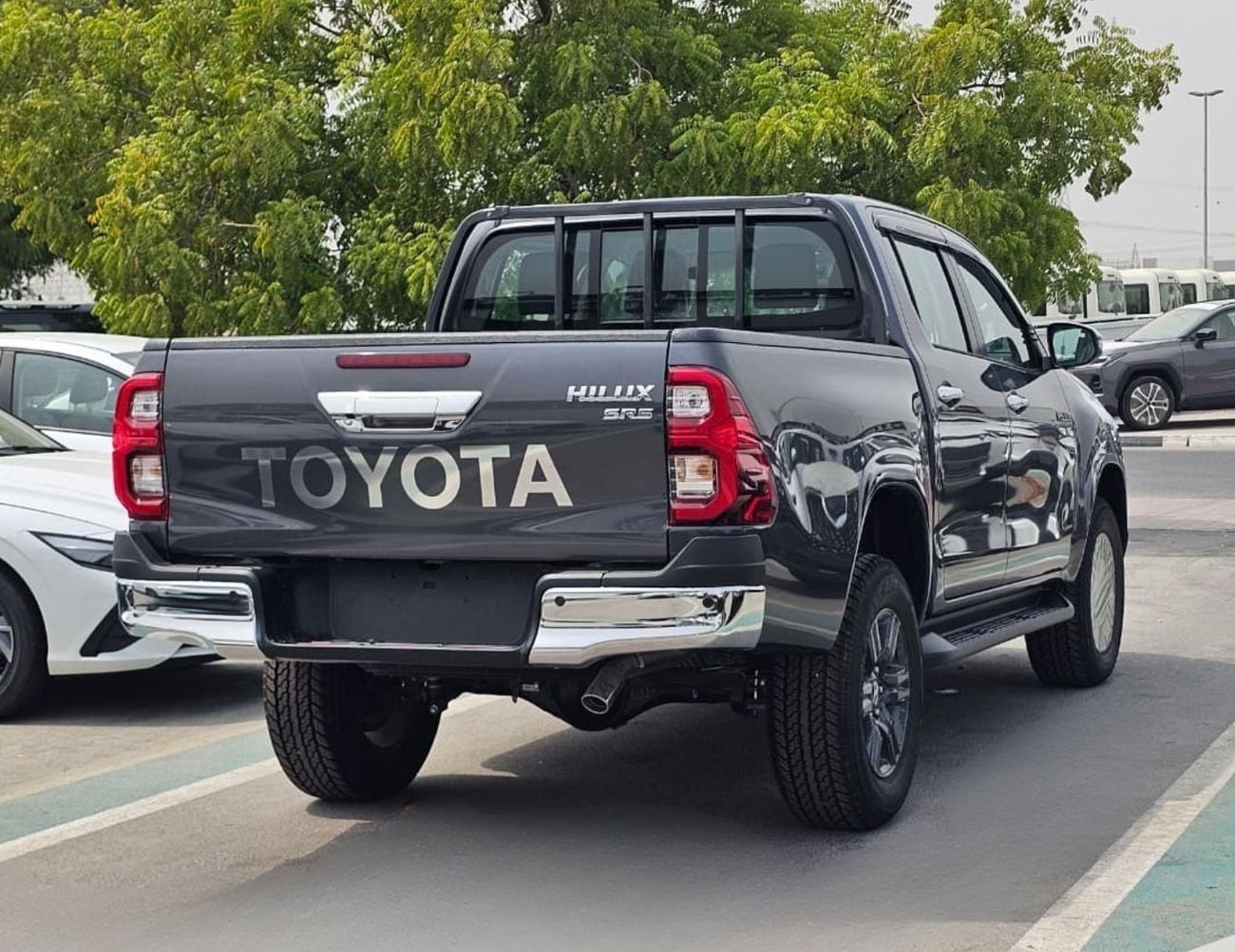 Toyota Hilux SR5 STD 4.0L PETROL SR5 STD || 4.0L PETROL 4WD | WOOD INTERIOR W VISOR | BLIND SPOT | DIFFLOCK | DVD+CAMERA (CODE # H6B)