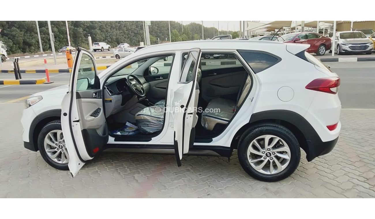 Hyundai Tucson SE - Very Clean Car