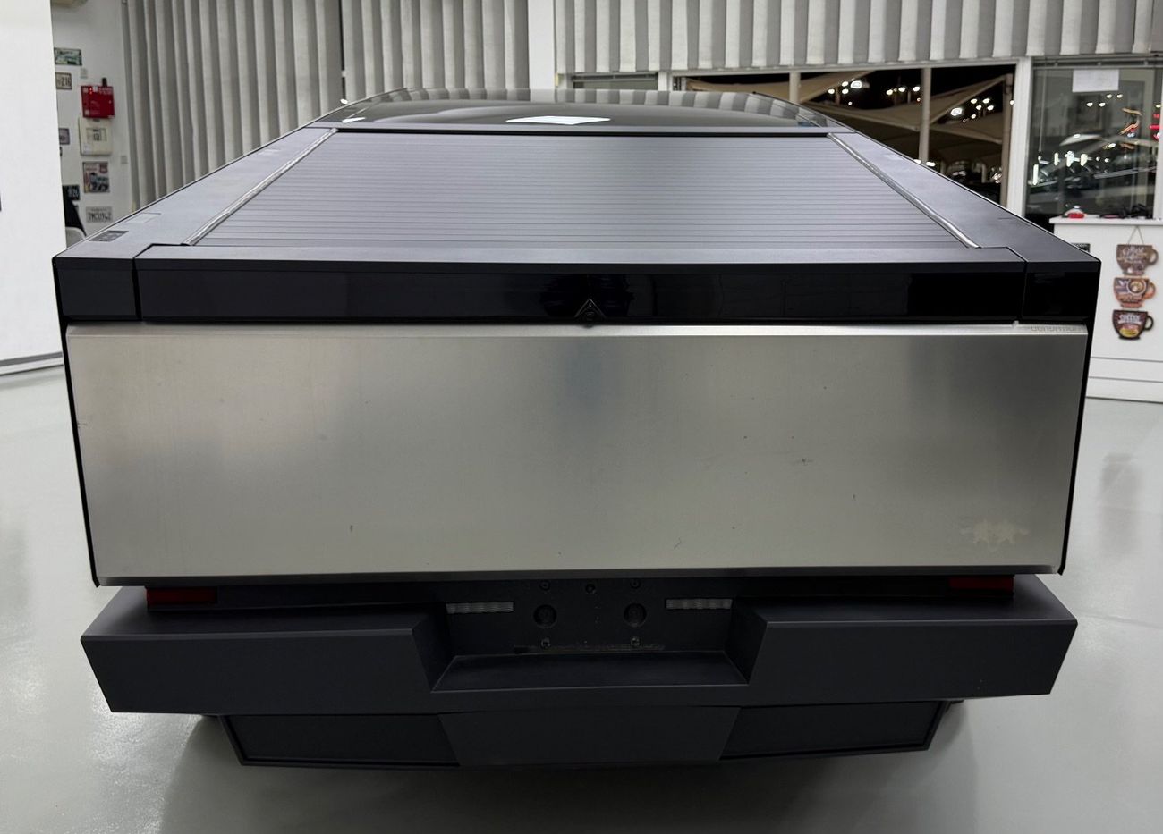 Tesla Cybertruck Foundation Series .. 3 motor