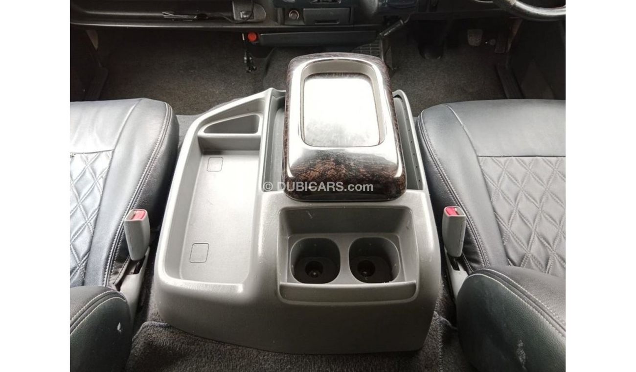 Toyota Hiace TOYOTA HIACE VAN RIGHT HAND DRIVE (PM1589)