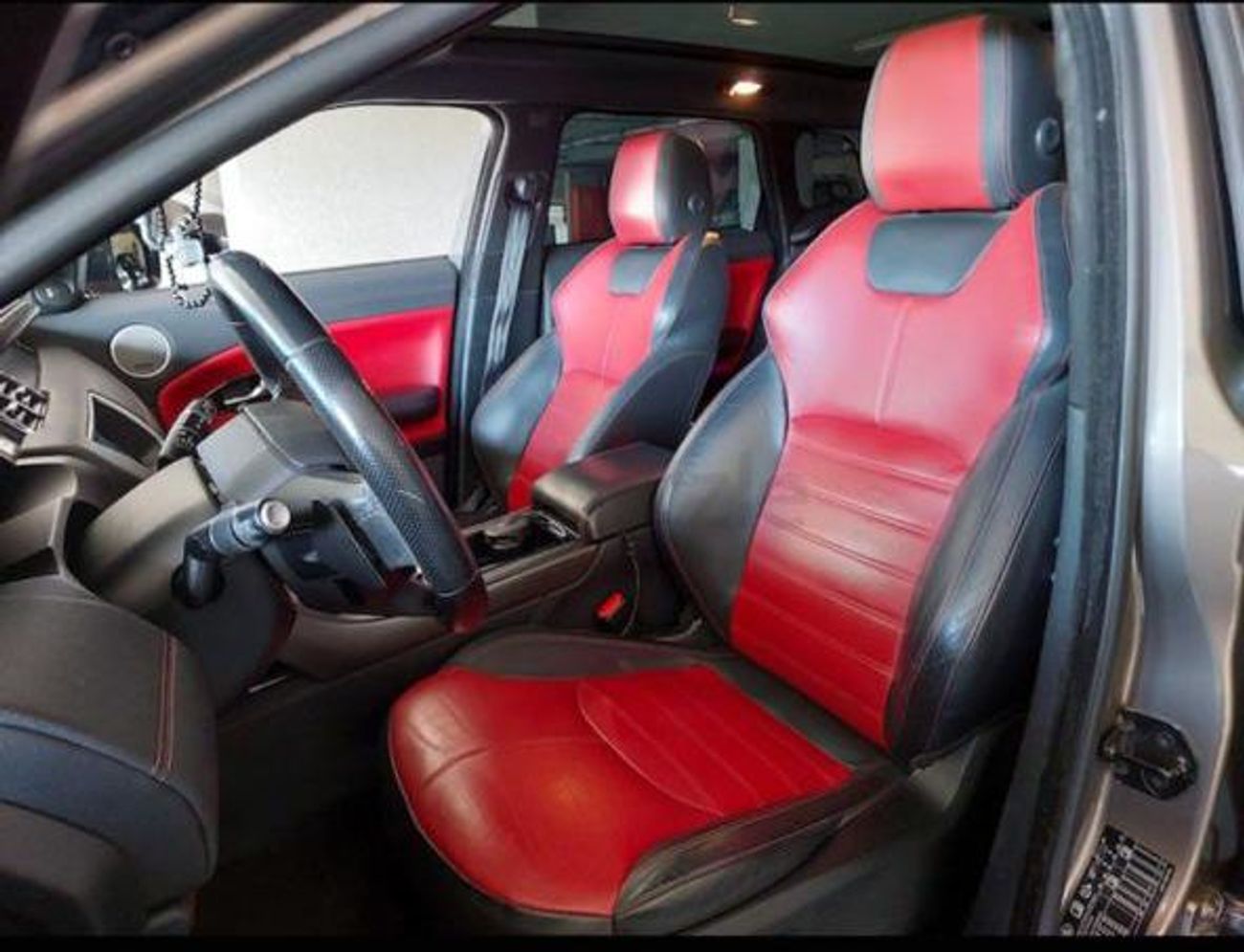 لاند روفر رانج روفر إيفوك P200 R-Dynamic HSE 2.0L/ Excellent condition