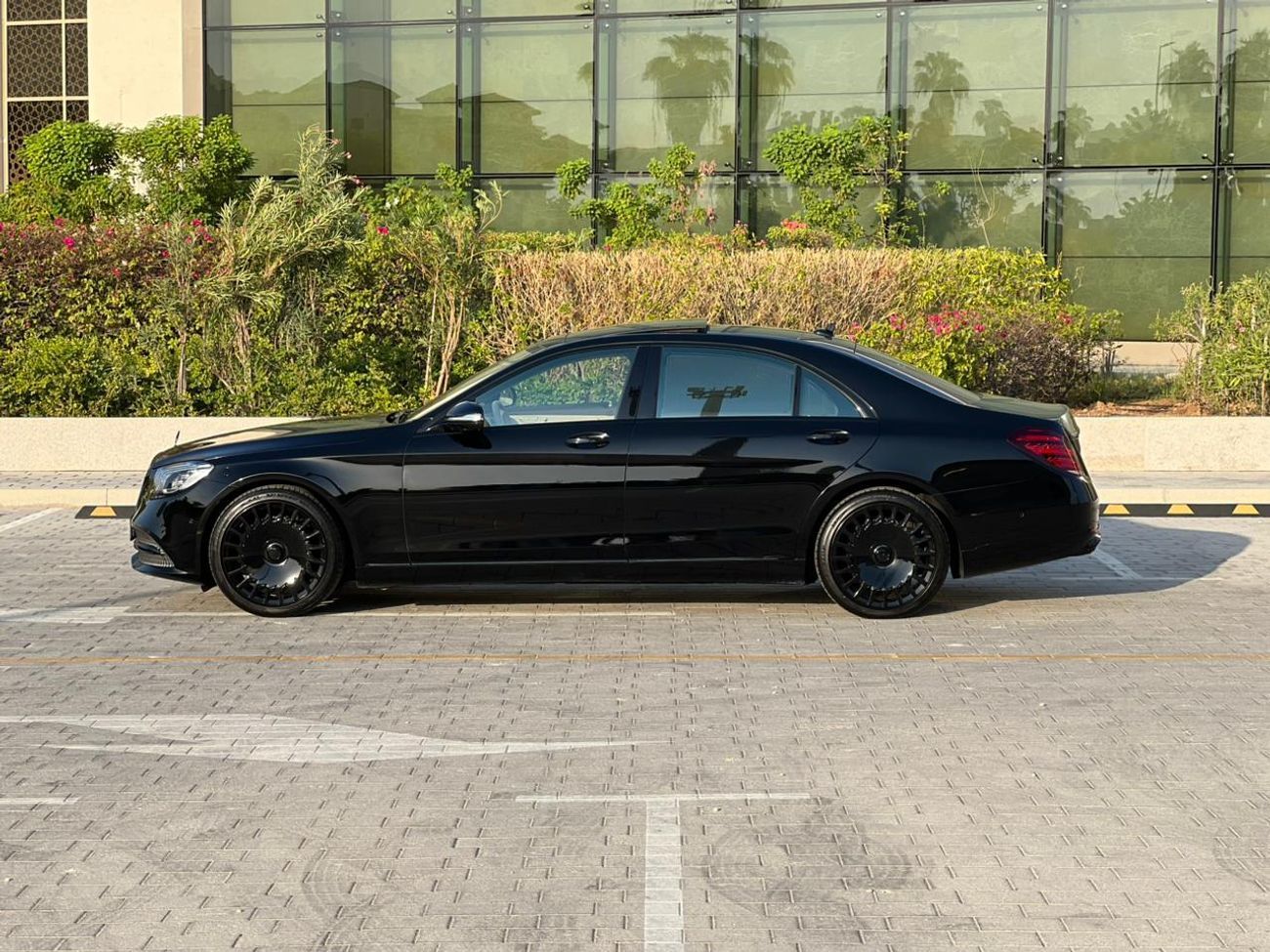 مرسيدس بنز S 560 Std 4.0L (469 HP) 4.0L (469 HP)