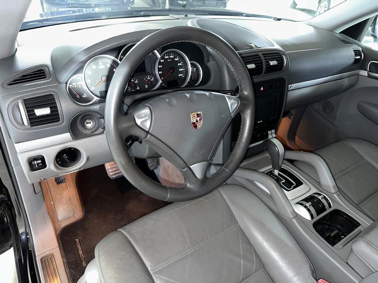 بورش كايان PORSCHE CAYENNE S 2006 | GREY LEATHER INTERIOR | JETT BLACK EXTERIOR | REAR CAMERA