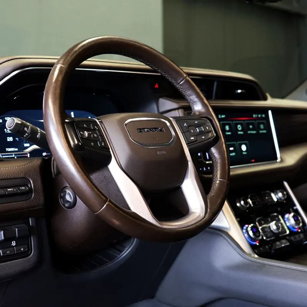 GMC Yukon AED 4,024 pm • 0% Downpayment • Denali • Agency Warranty &amp; Service Contract
