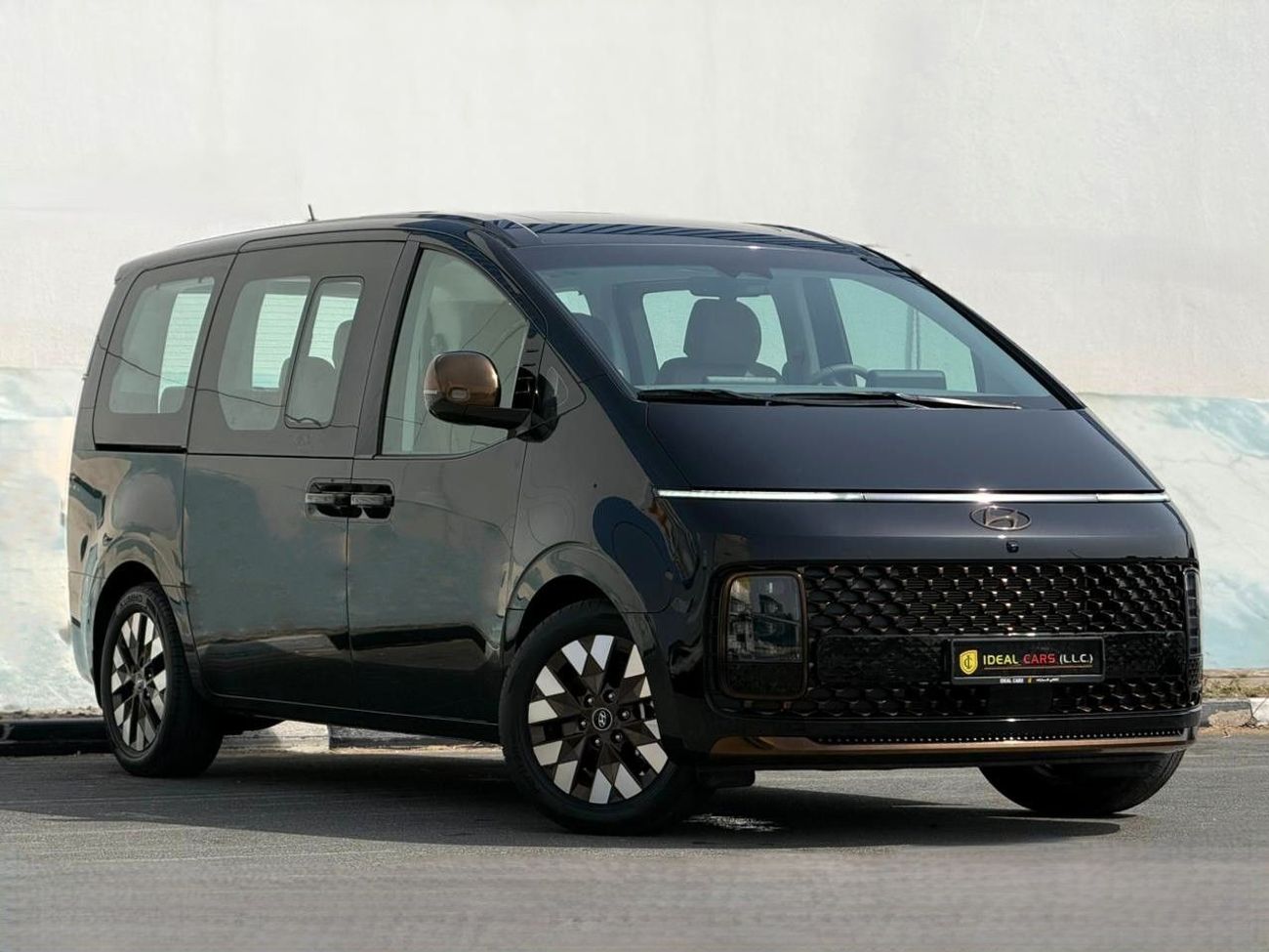 Hyundai Staria Luxury 3.5L HYUNDAI STARIA LUXURY | GCC SPECS | YEAR: 2024 | KMS: 35,800 | 5-YEARS WARRANTY | 5-YEAR