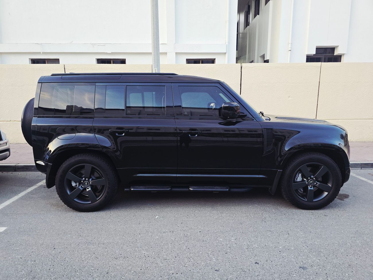 لاند روفر ديفندر P400 110 X-Dynamic HSE 3.0L (5 Seater) - with Warrantv & Service Package