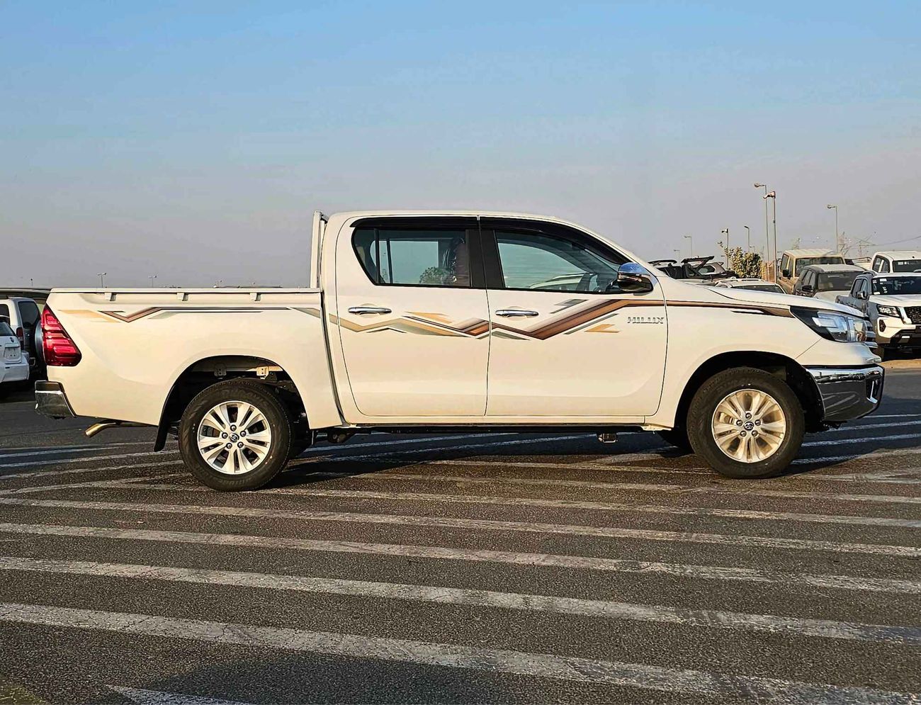Toyota Hilux SR5 NARROW BODY / FULL OPTION / M/T /  2.7L V4 PETROL / DVD CAMERA / WOOD TRIM (CODE # 69039)