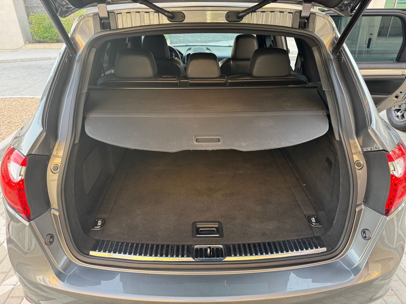 Porsche Cayenne S V8 Platinum edition (GCC)