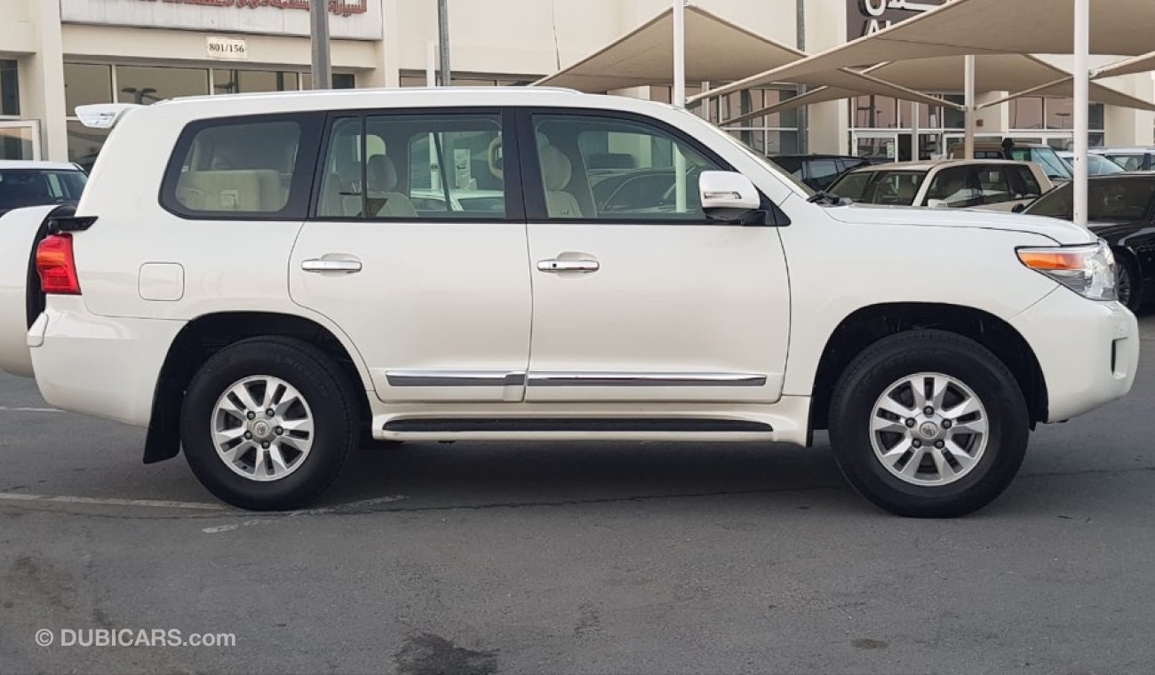 Toyota Land Cruiser Land cruiser model 2012 GCC car prefect condition cruise control Bluetooth navigation sensors radio