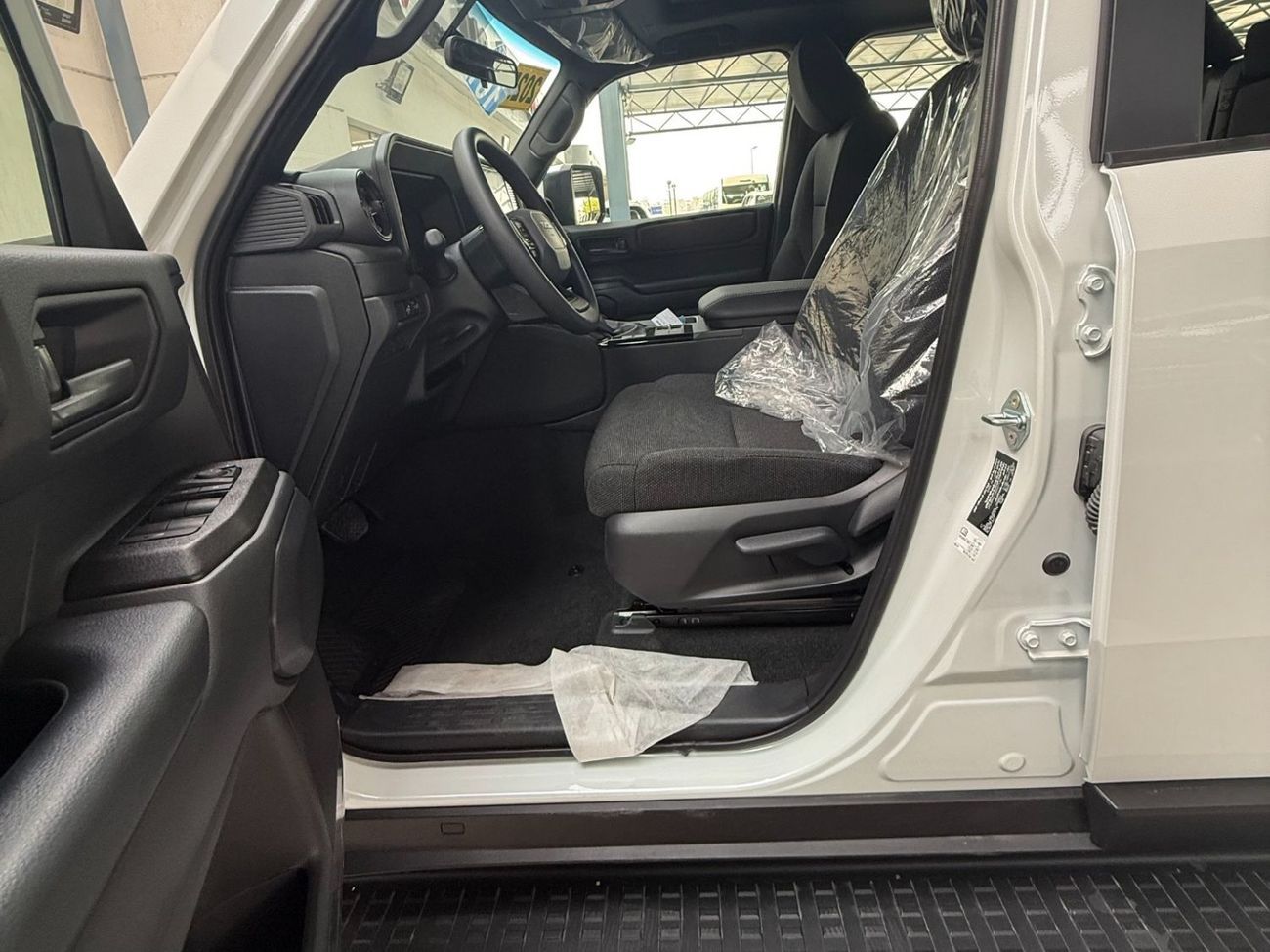 Toyota Prado PRADO 2.8 SUNROOF BLACK INTERIOR ** EXPORT ONLY **التصدير فقط خارج الخليج***