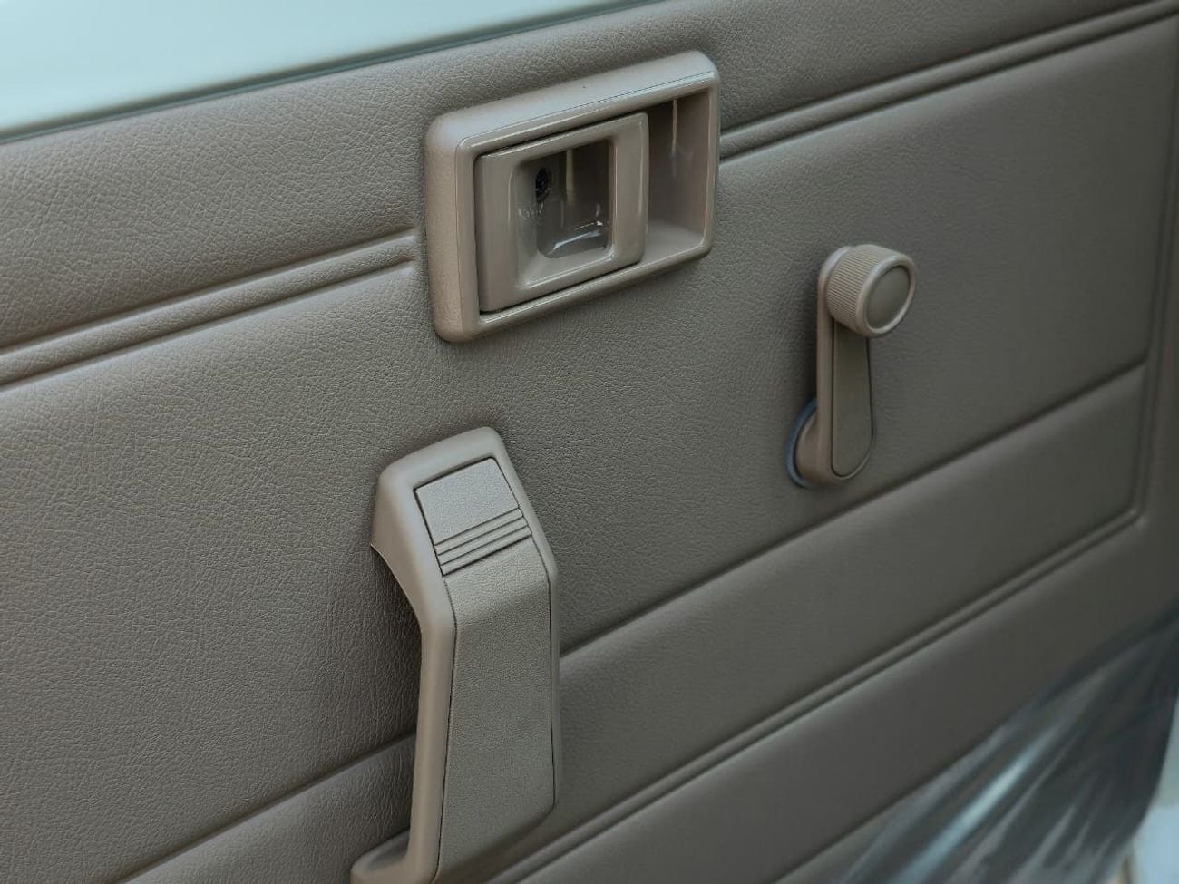 تويوتا لاند كروزر بيك آب TOYOTA LC79 SINGLE CABIN DIESEL 2.8 MT MODEL 2025 - WHITE INSIDE BEIGE - OMANI