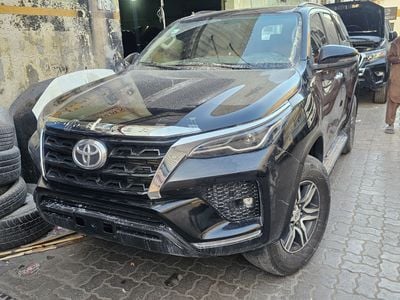 Toyota Fortuner STD D(diesel) 2.4L V4 DIESEL ENGINE Automatic Gear 4WD 7 Seats 5 Doors