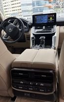 تويوتا لاند كروزر 2025 Land Cruiser VXR 4.0L V6 | 13,500 KM | Single Owner | Al-Futtaim | 80K Service Contract