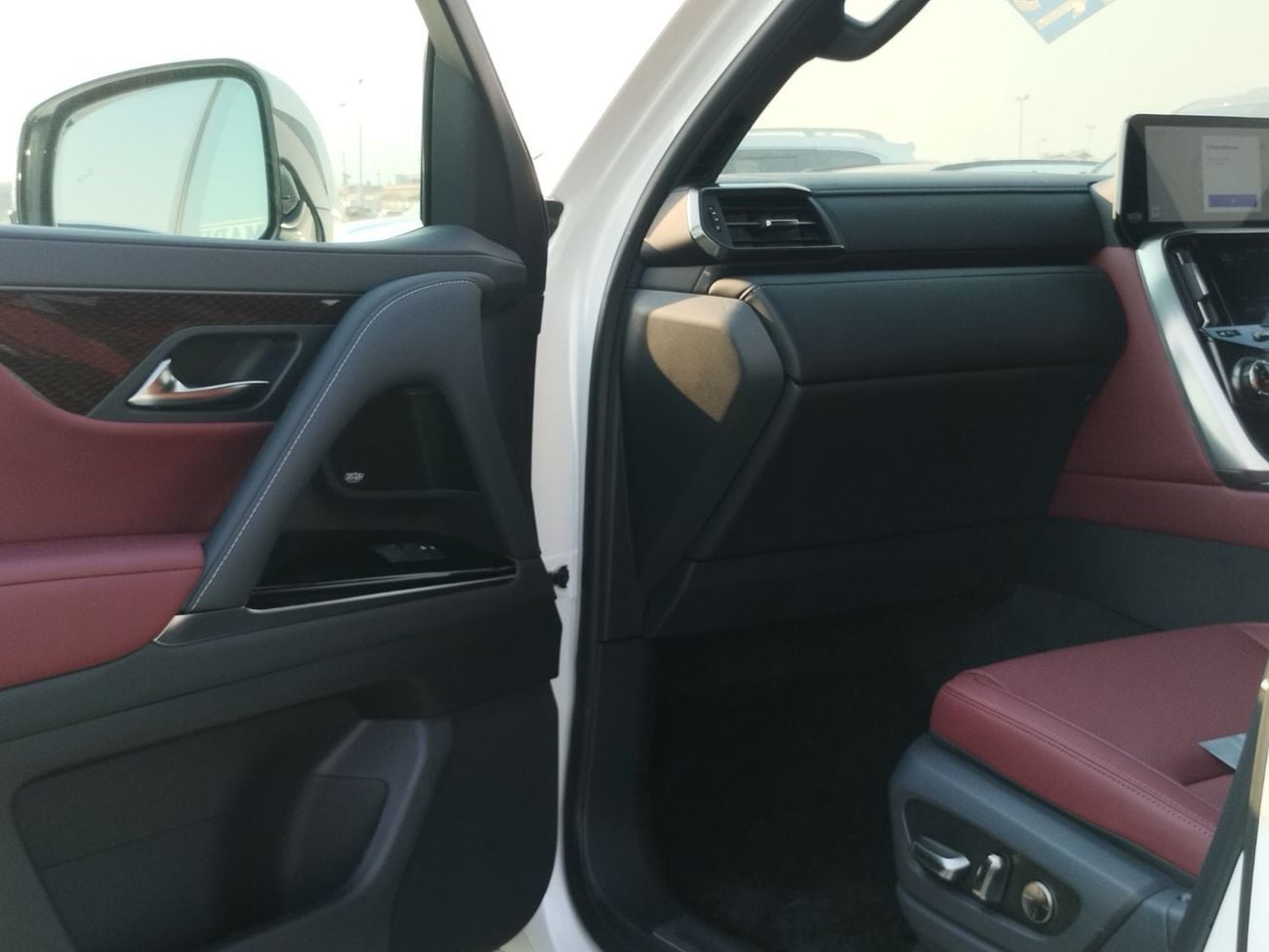 لكزس LX 600 SIGNATURE Lexus Lx600 RHD white colour exterior and red interior petrol engine 2025 brand new
