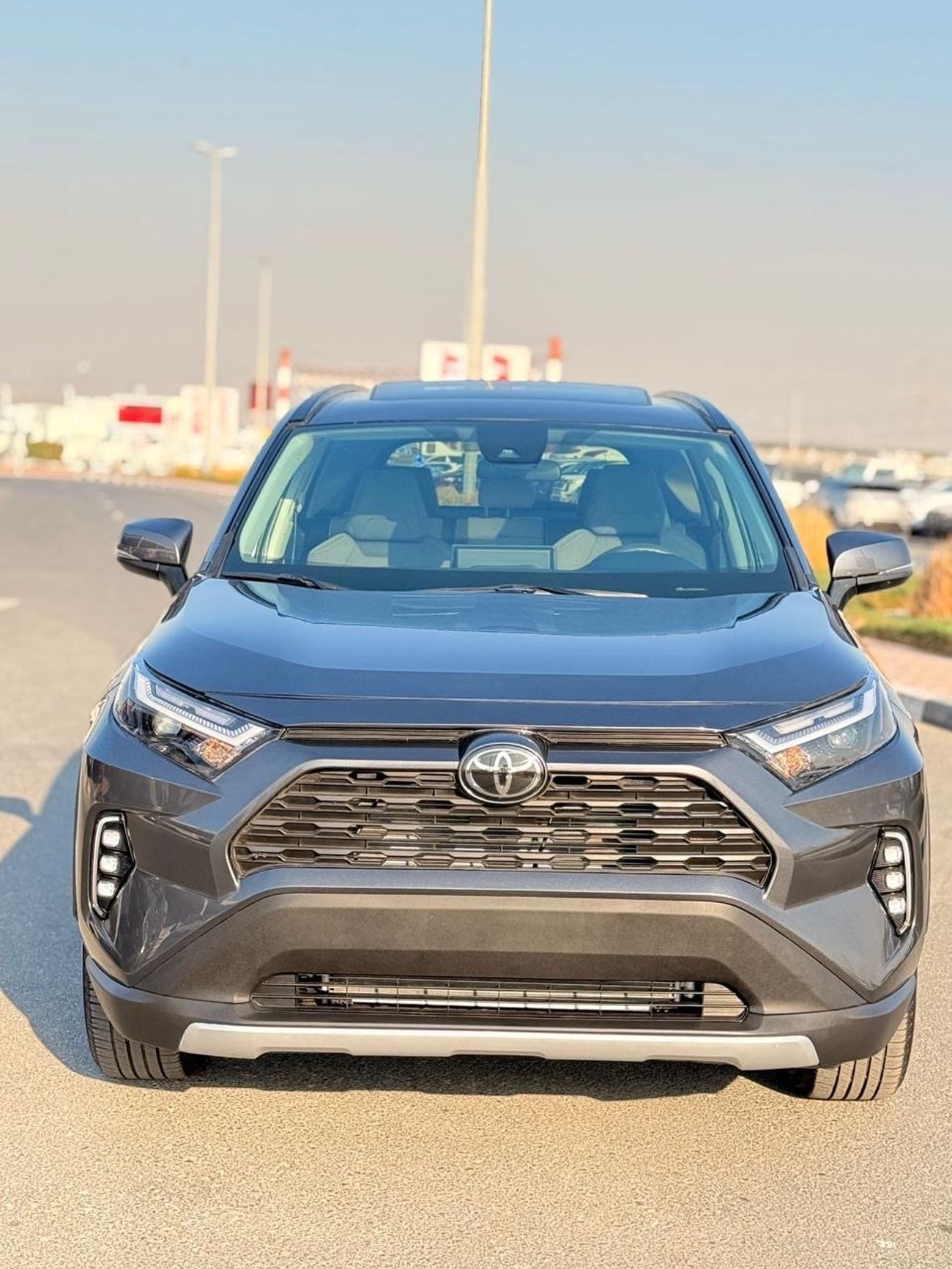 تويوتا راف ٤ XLE Full Option 2022 with sunroof, push start